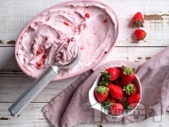 Рецепта Домашен ягодов сладолед с яйца, прясно мляко и захар